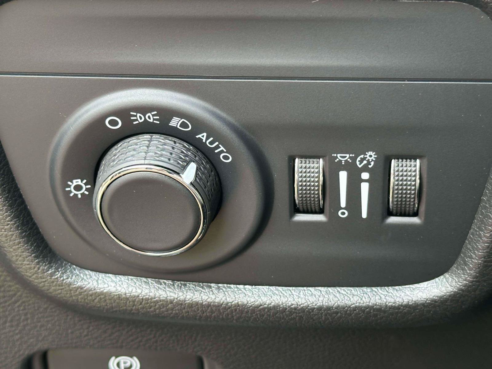 Used 2024 Jeep Grand Cherokee Altitude AWD/4WD image 19