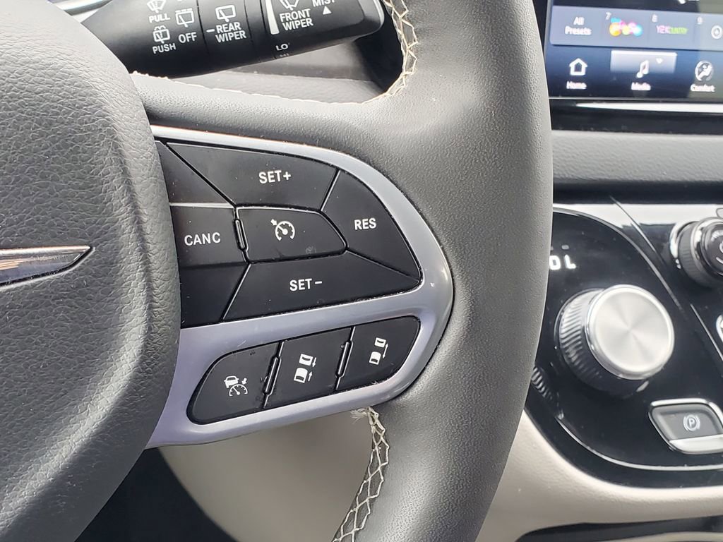 Used 2024 Chrysler Pacifica Touring-L image 23