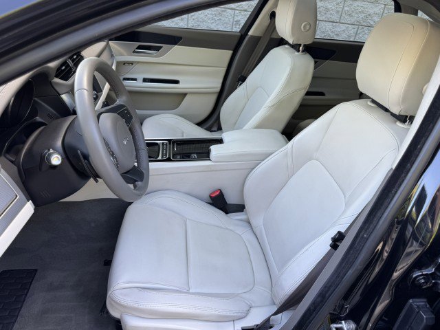 Used 2020 Jaguar XF Premium image 7