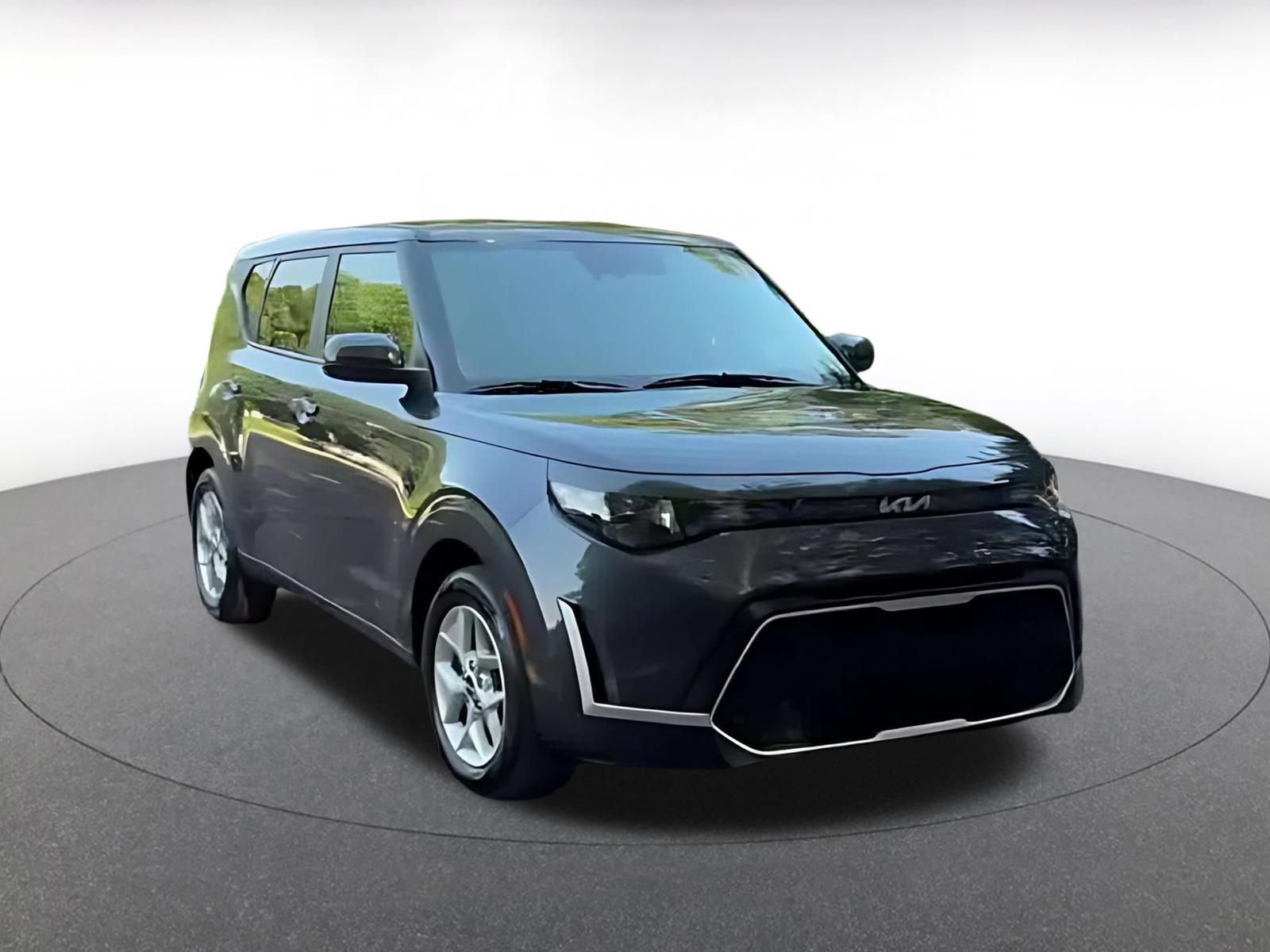 Used 2025 Kia Soul LX w/ LX Technology Package FWD image 3