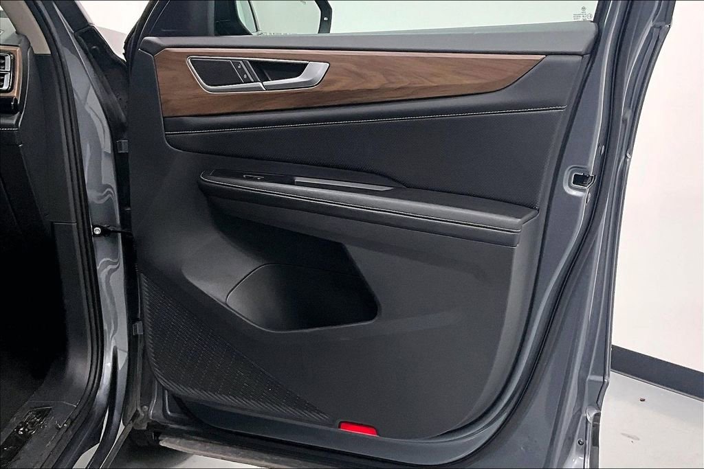 Used 2024 Volkswagen Atlas SE image 18