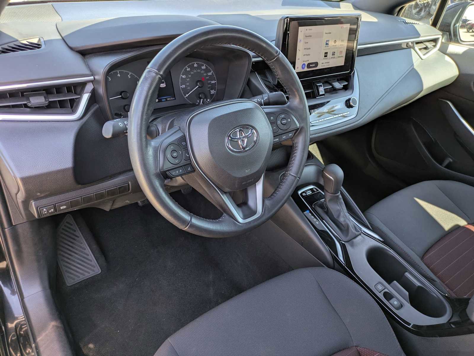 Used 2023 Toyota Corolla SE image 2