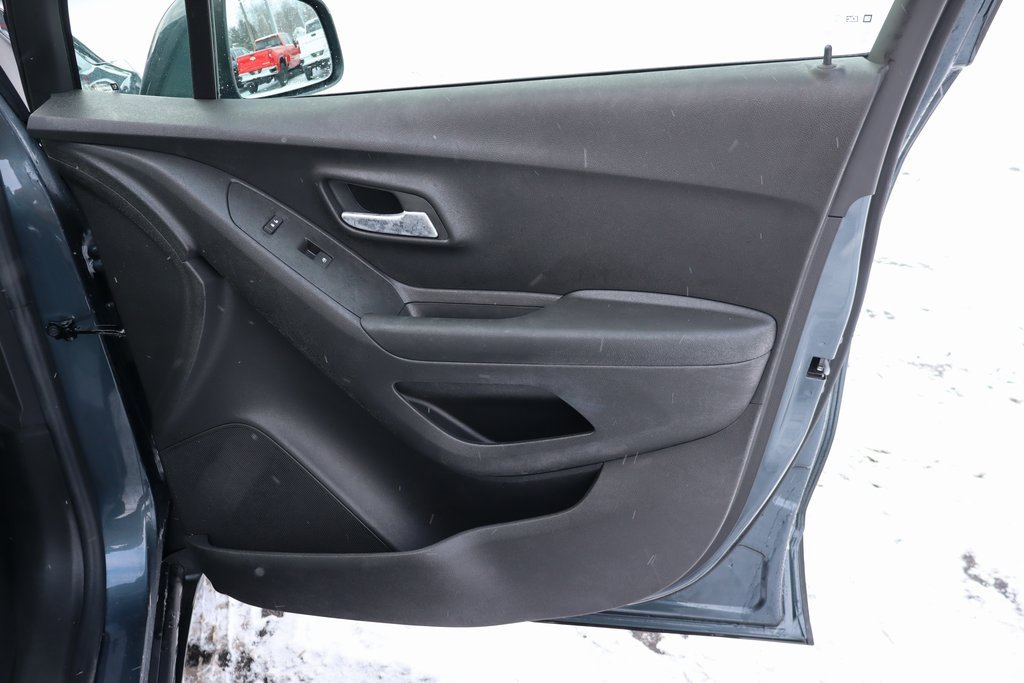 Used 2022 Chevrolet Trax LT w/ LT Convenience Package image 24