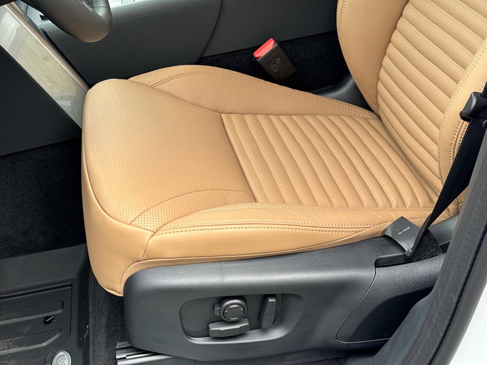 Certified 2025 Land Rover Discovery Dynamic SE image 19