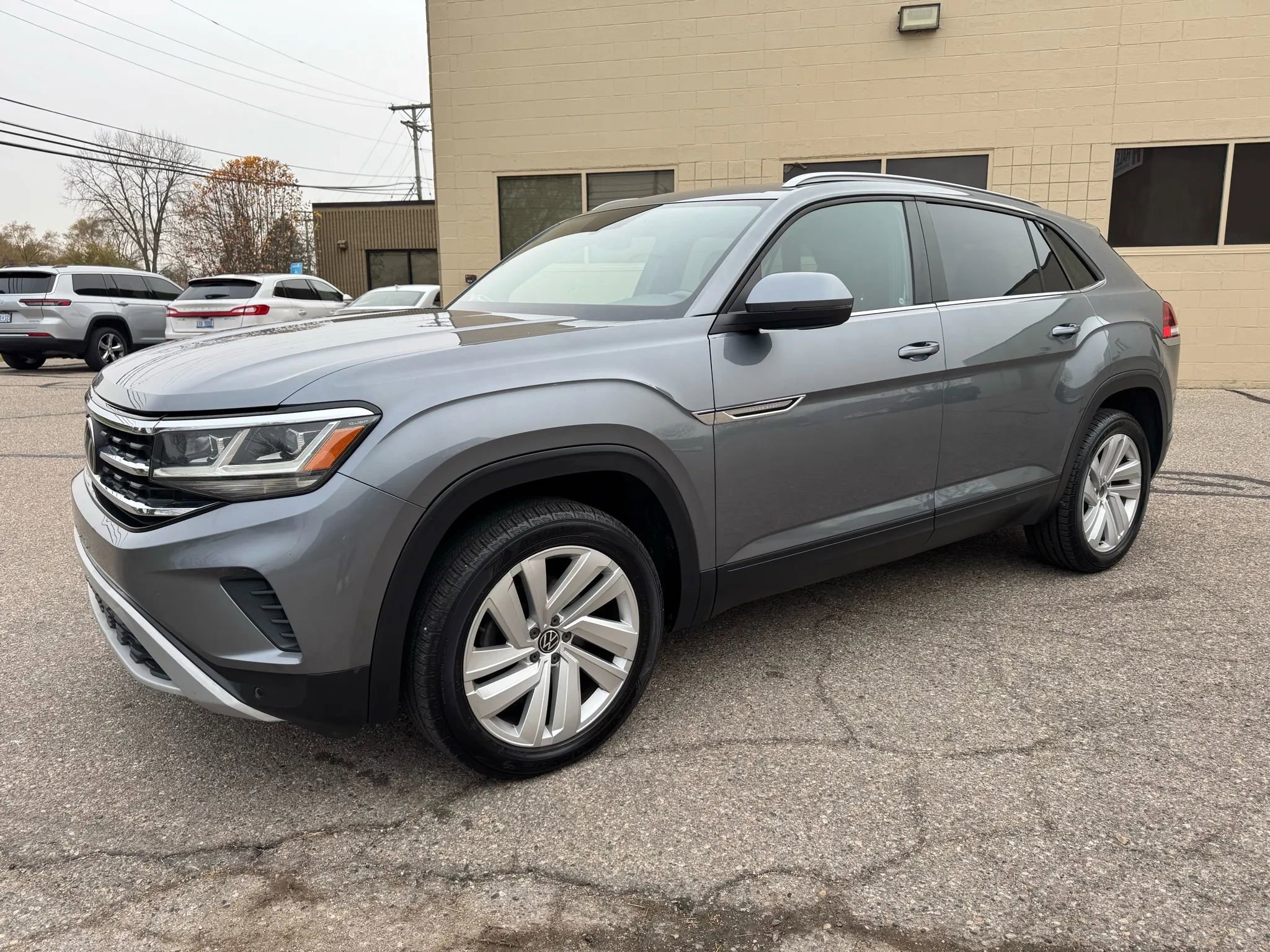 Used 2020 Volkswagen Atlas Cross Sport SE w/ Panoramic Sunroof Package image 4