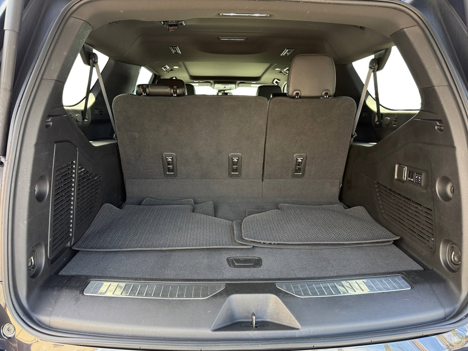 Used 2023 GMC Yukon XL Denali AWD/4WD image 17