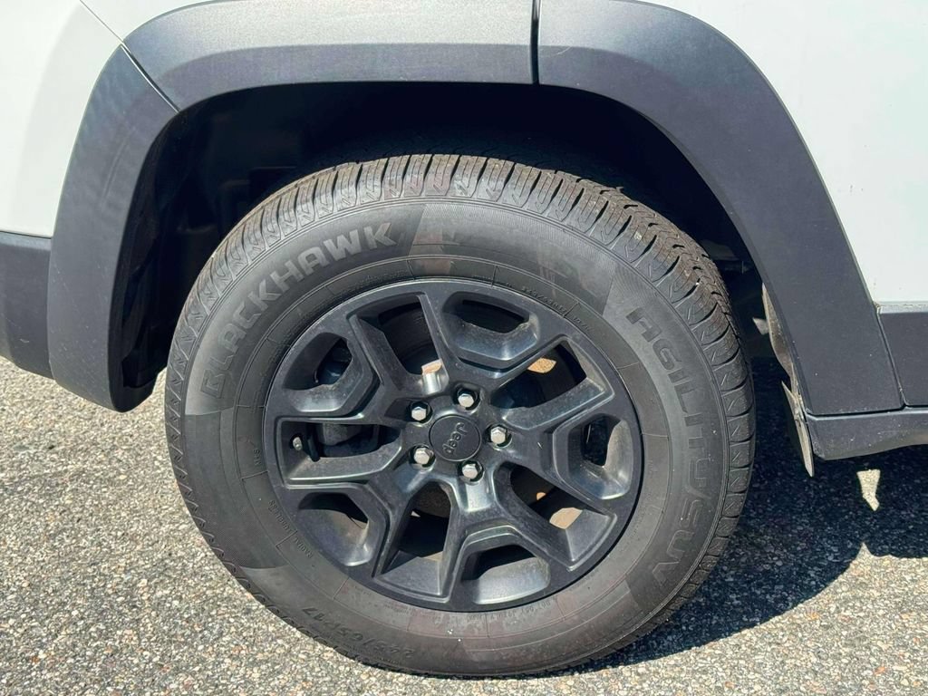 Used 2022 Jeep Cherokee Trailhawk w/ Sun, Sound & Nav Group AWD/4WD image 8