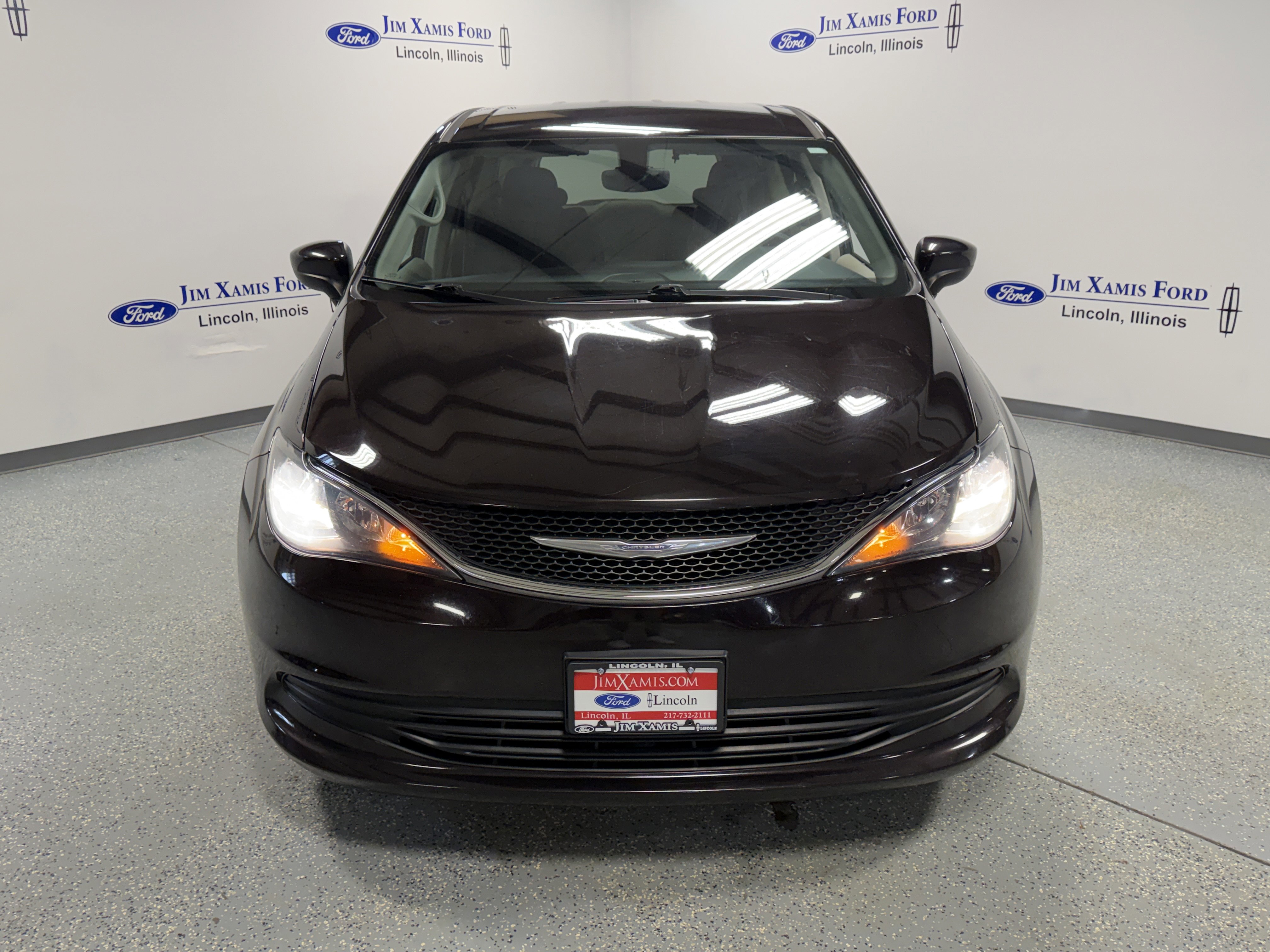 Used 2017 Chrysler Pacifica Touring w/ Tire & Wheel Group image 2