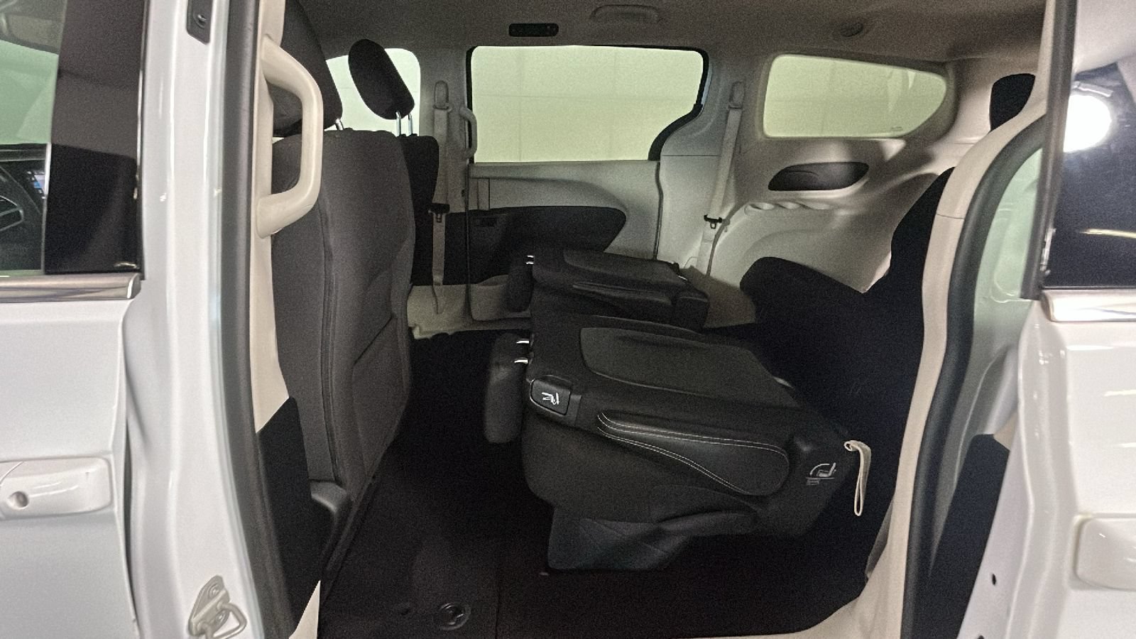 Used 2023 Chrysler Voyager LX FWD image 29