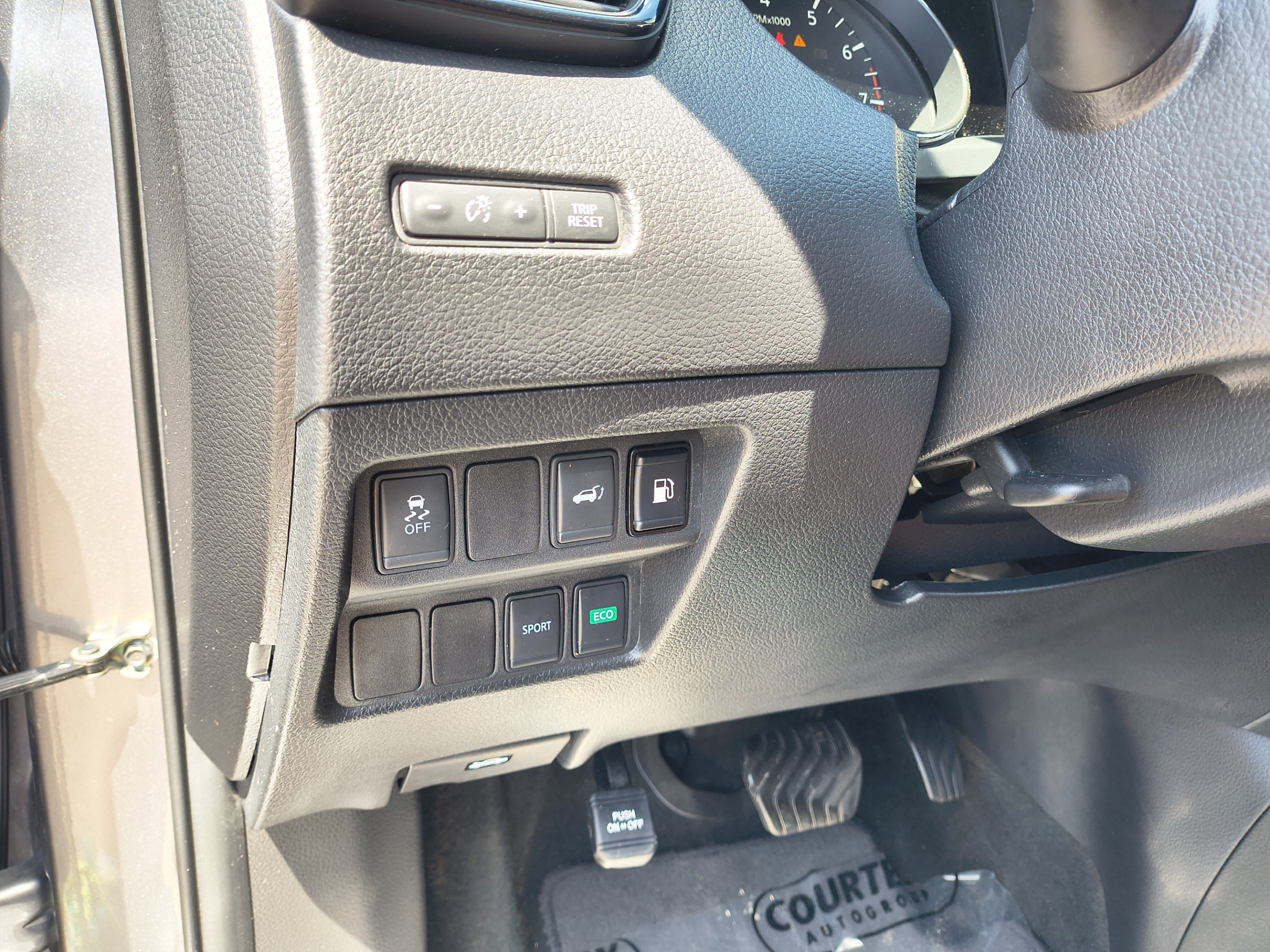 Used 2018 Nissan Rogue SV FWD image 27