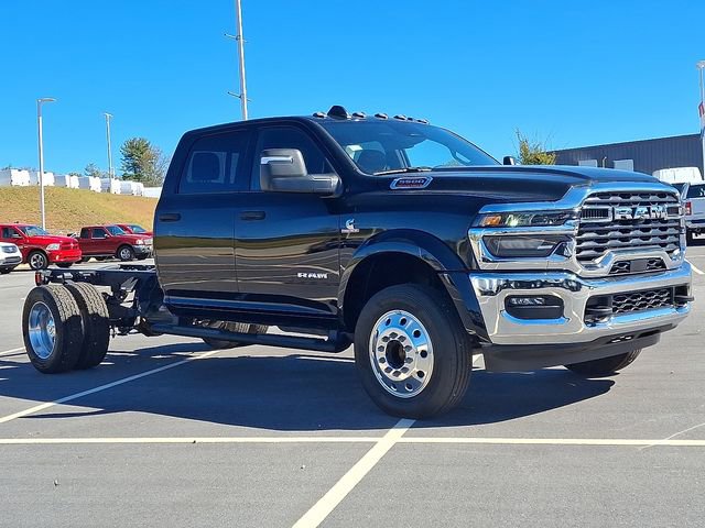 Used 2025 RAM 5500 4x4 Crew Cab image 3