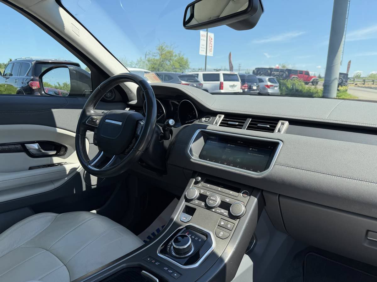 Used 2019 Land Rover Range Rover Evoque SE AWD/4WD image 18