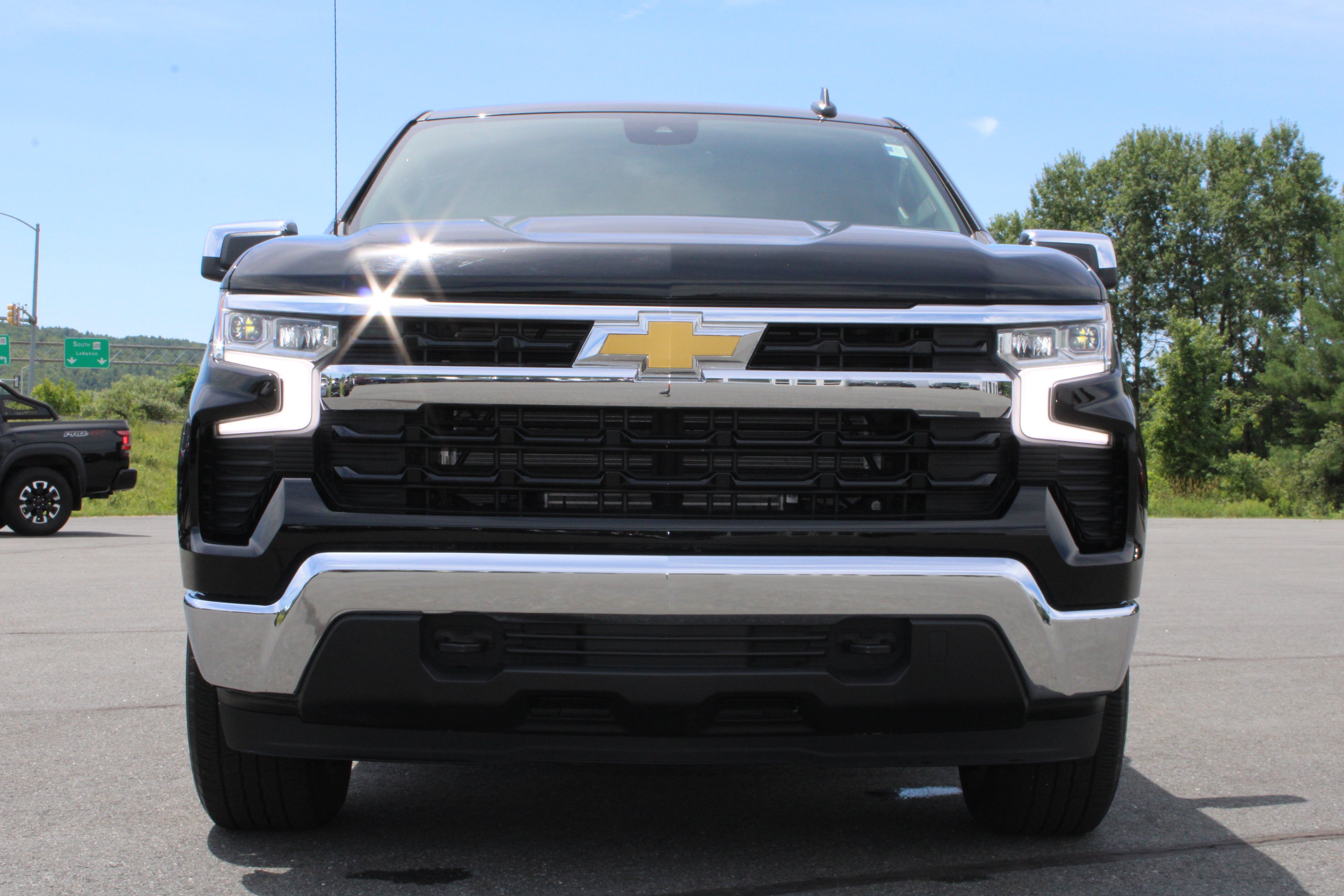 Used 2023 Chevrolet Silverado 1500 LT AWD/4WD image 3