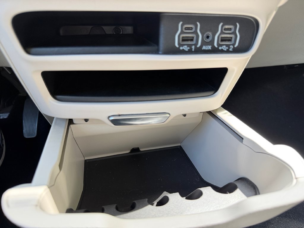 Used 2024 Chrysler Pacifica Limited FWD image 28