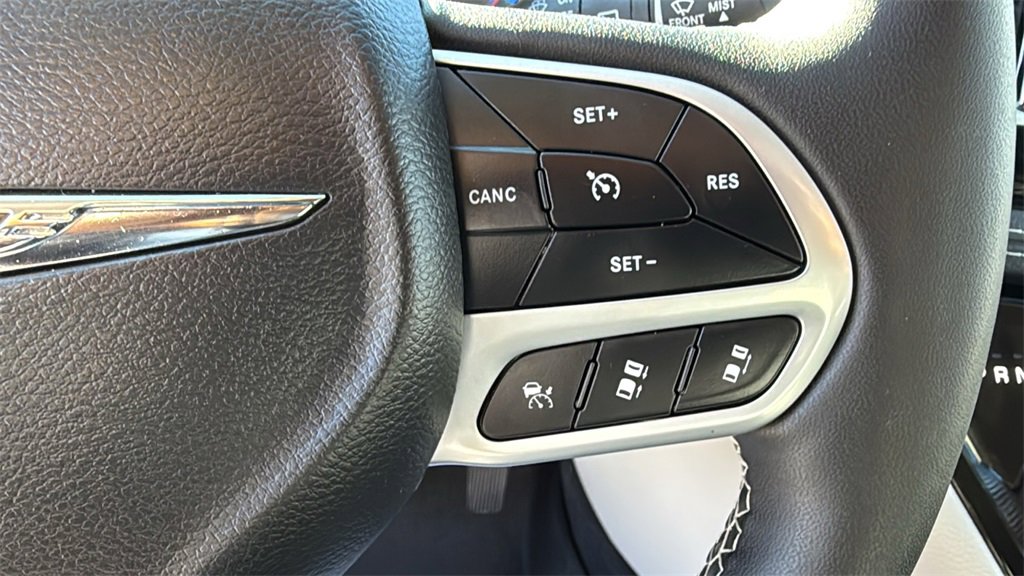 Used 2022 Chrysler Pacifica Touring-L image 23