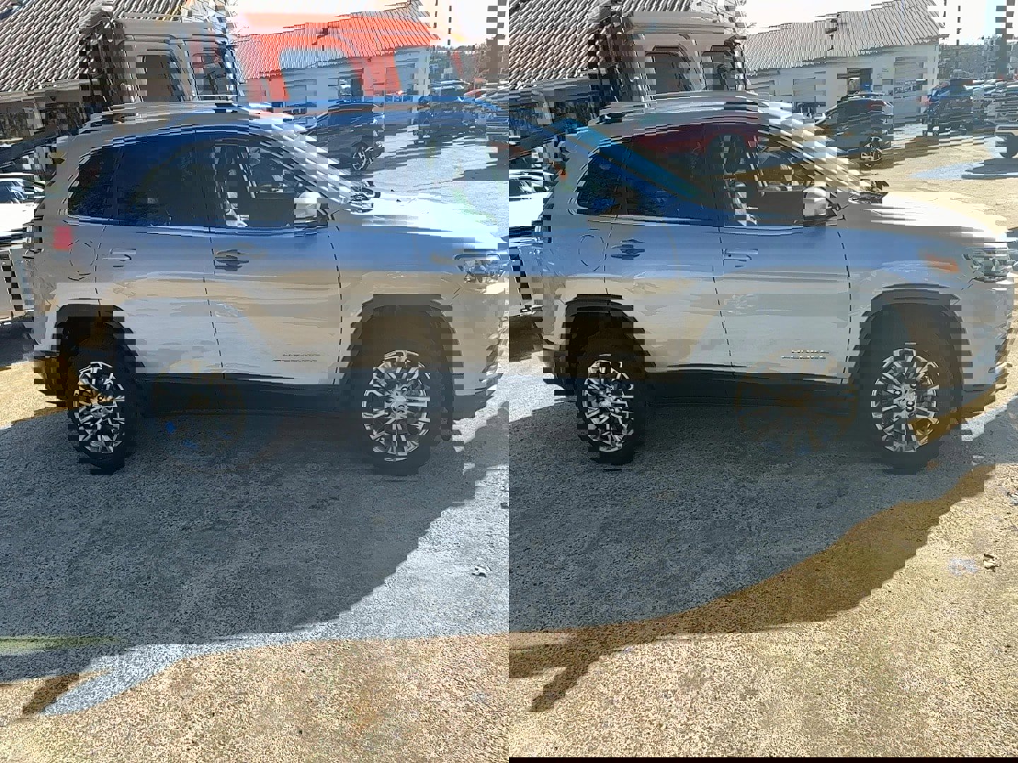 Used 2020 Jeep Cherokee Latitude Plus image 4