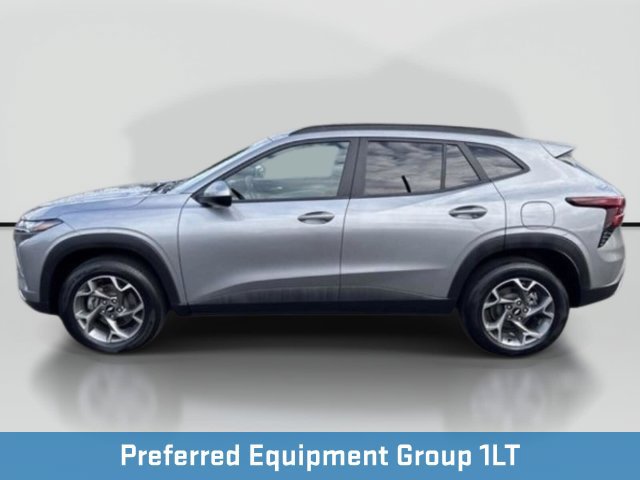 Used 2025 Chevrolet Trax LT w/ LT Convenience Package FWD image 2