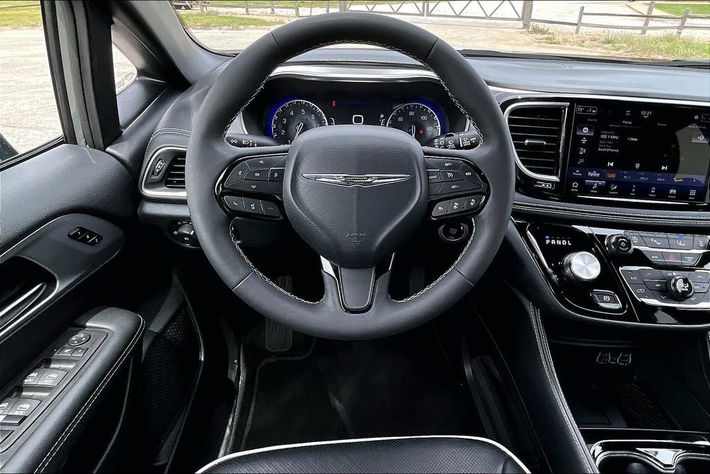 Used 2025 Chrysler Pacifica Limited FWD image 5