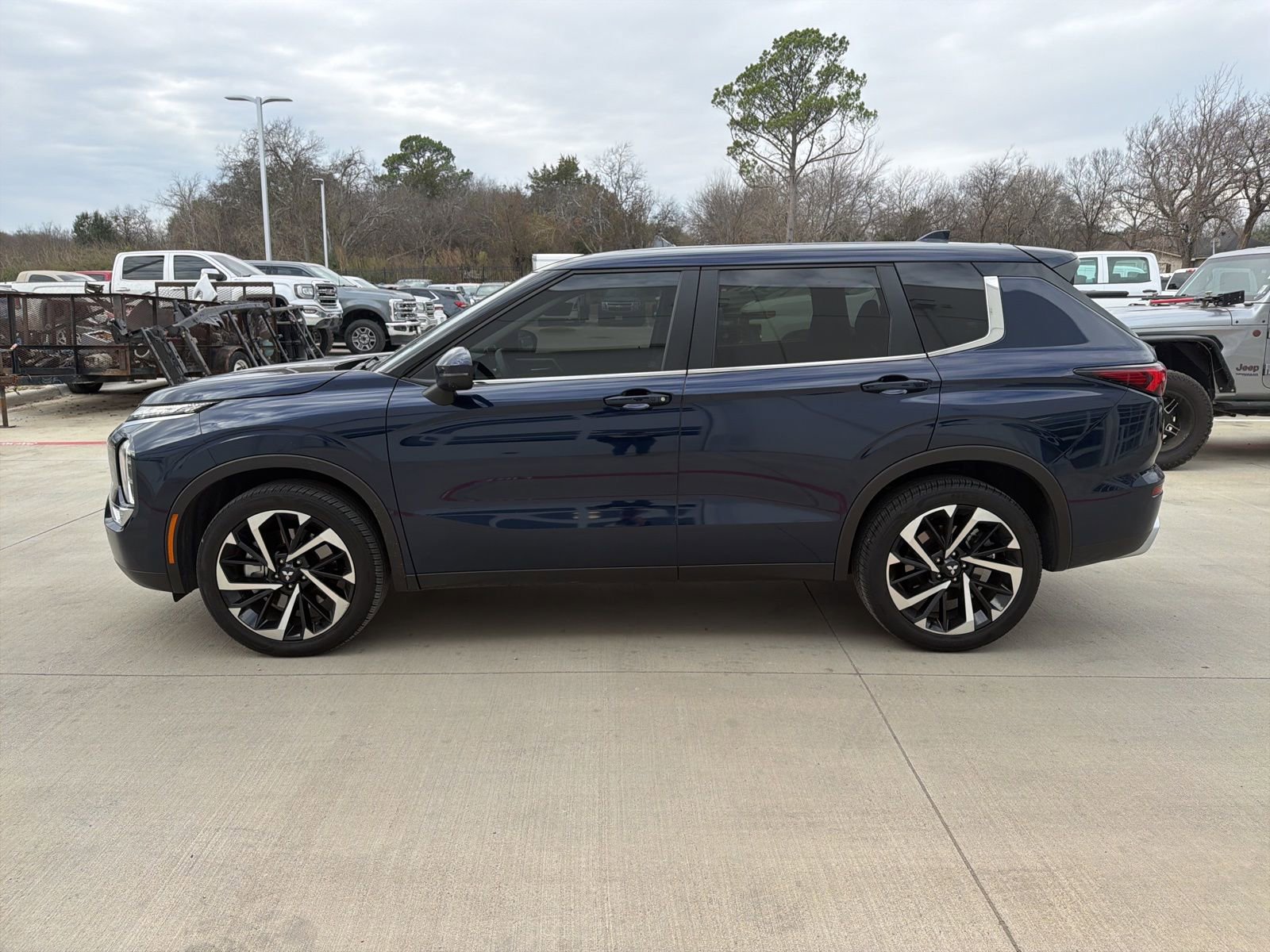 Used 2024 Mitsubishi Outlander SE video 2