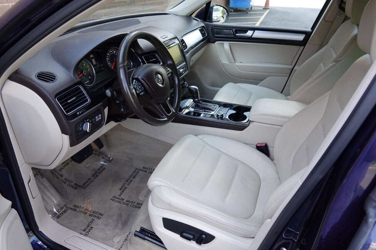 Used 2012 Volkswagen Touareg Sport image 28