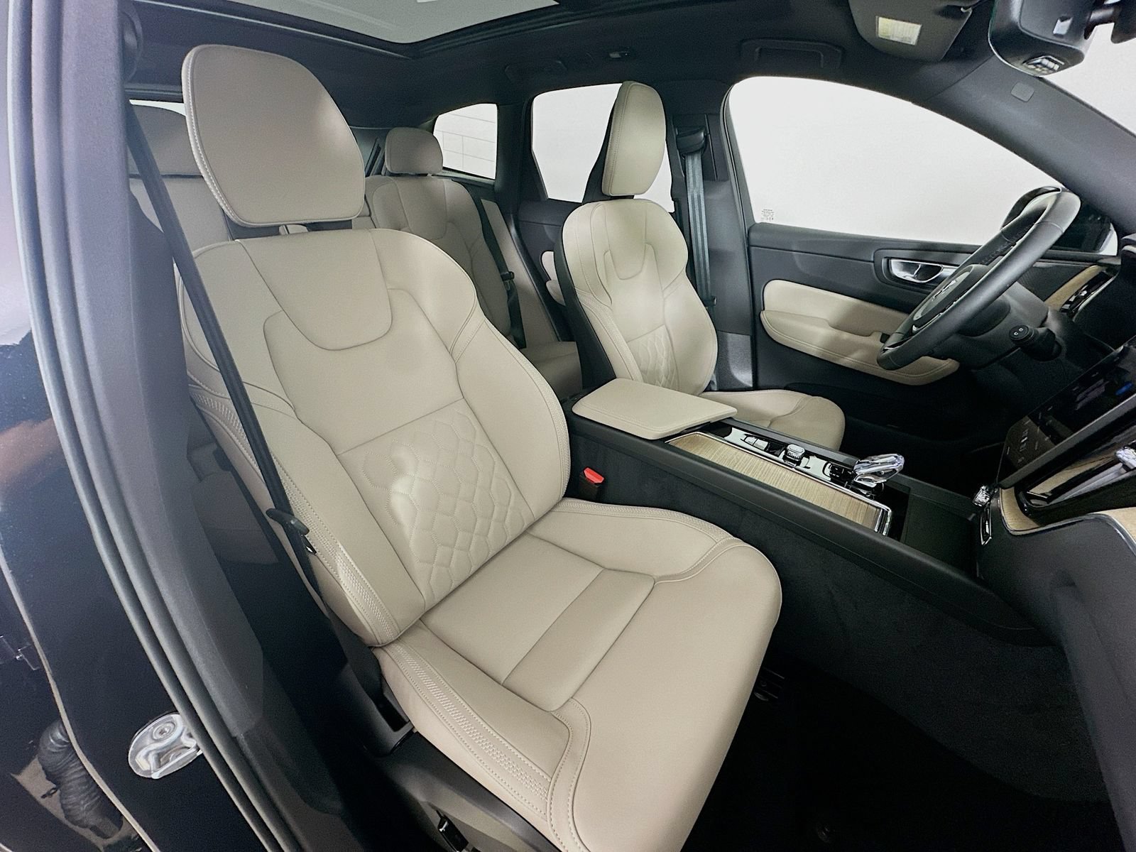 Used 2026 Volvo XC60 B5 Plus w/ Protection Package Premier AWD/4WD image 45