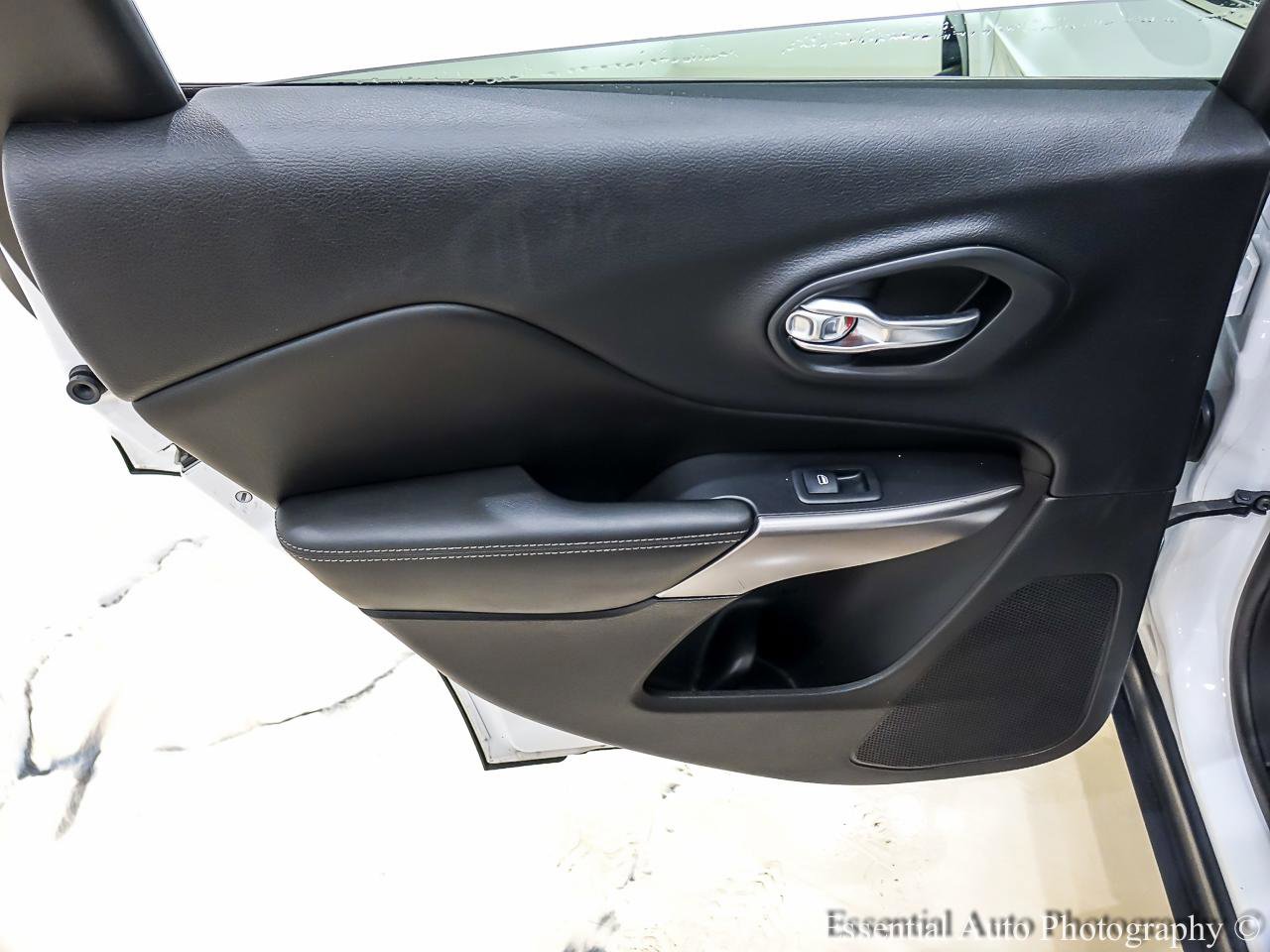 Used 2019 Jeep Cherokee Limited image 28