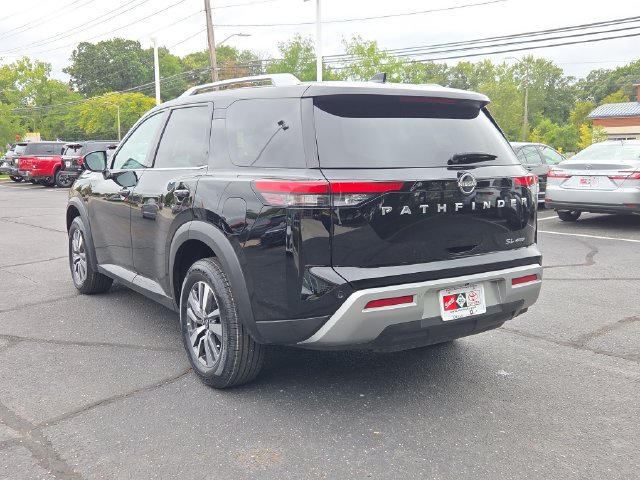 Used 2025 Nissan Pathfinder SL AWD/4WD image 3