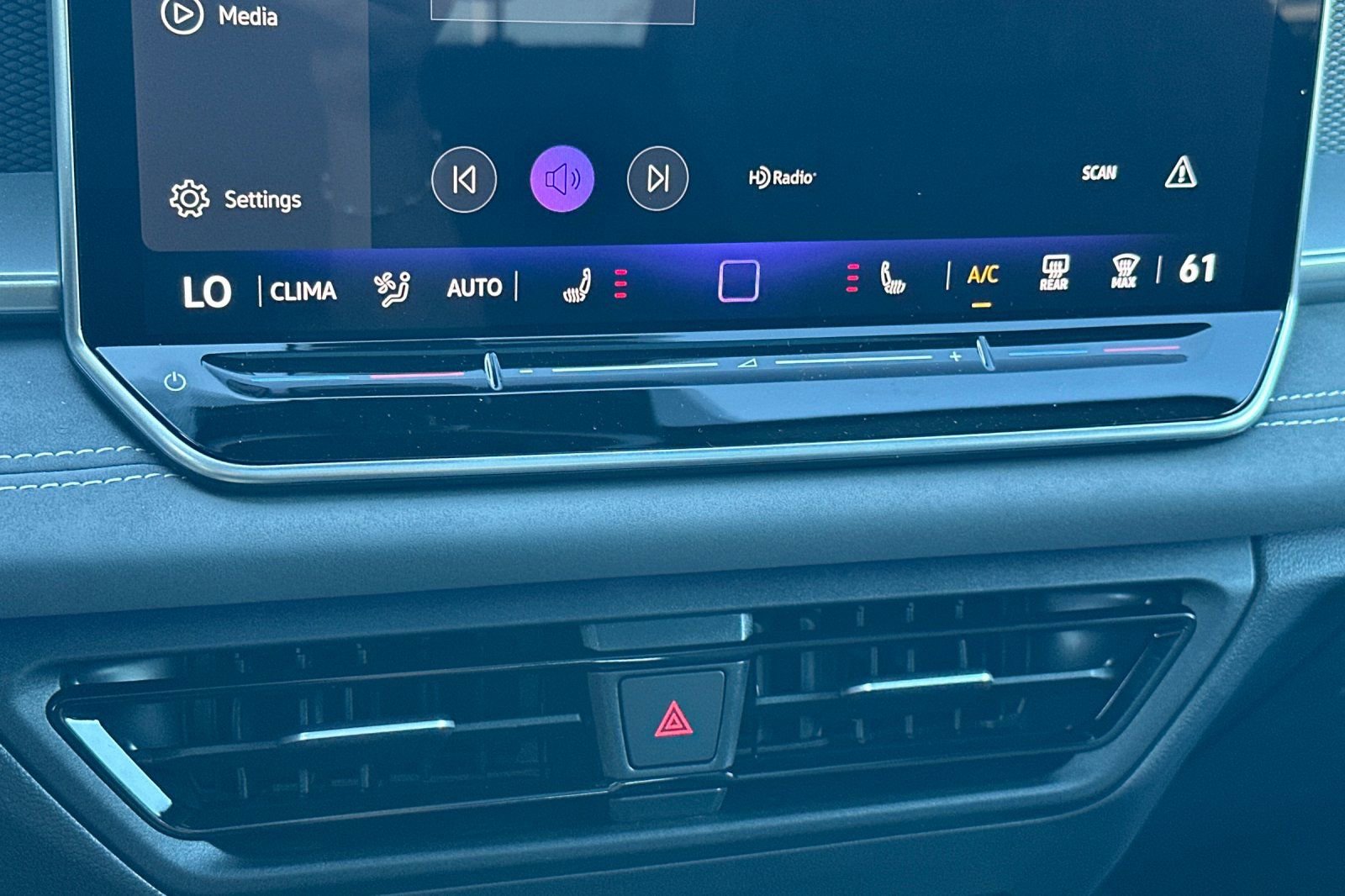 New 2026 Volkswagen Tiguan SE R-Line image 18