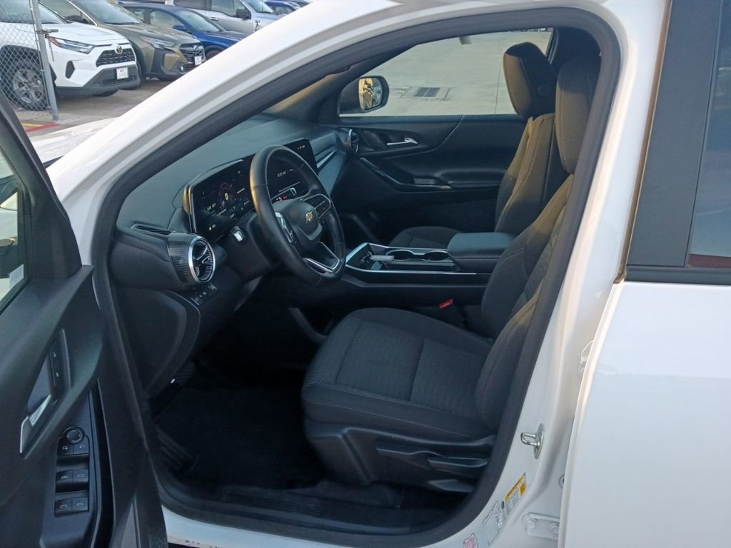 Used 2025 Chevrolet Equinox LT image 3