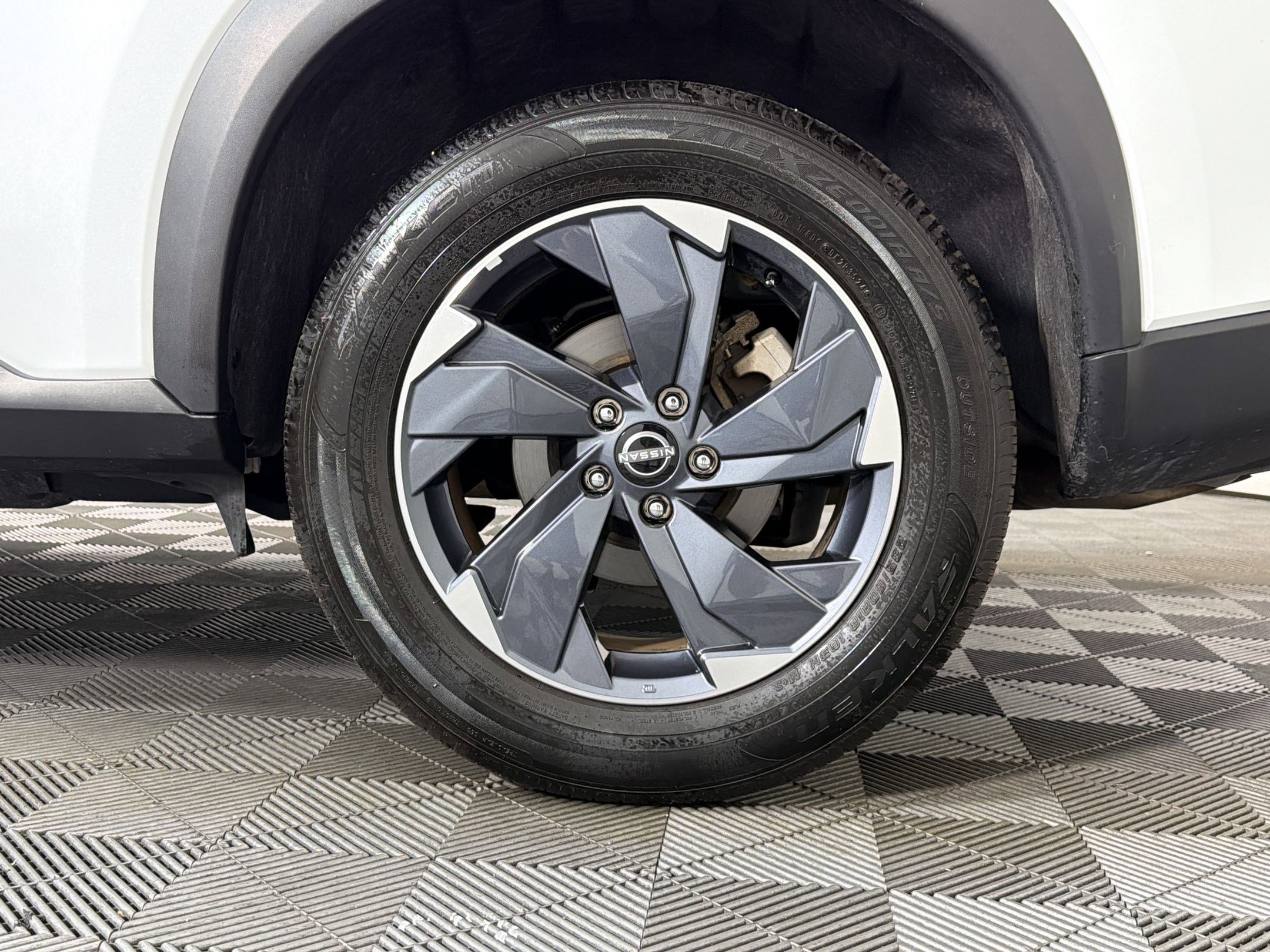 Used 2025 Nissan Rogue SV FWD image 10