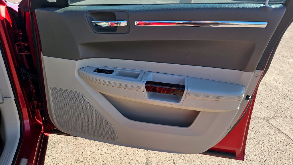 Used 2009 Chrysler 300 C RWD image 18