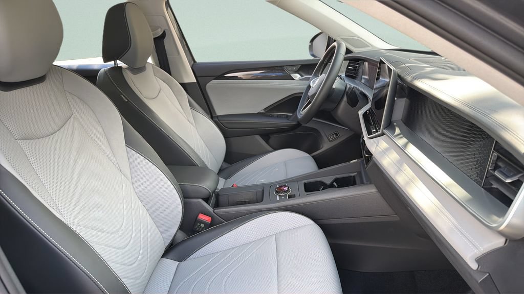 New 2026 Volkswagen Tiguan SE FWD image 34