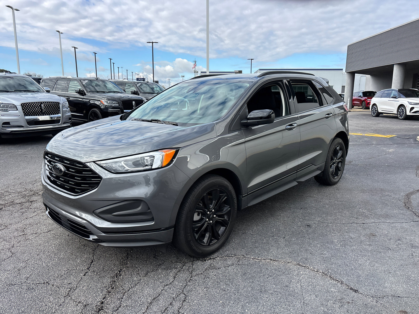 Used 2023 Ford Edge SE w/ Black Appearance Package image 3