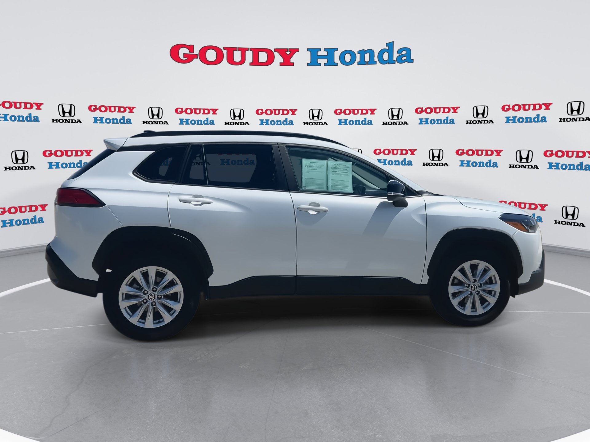 Used 2025 Toyota Corolla Cross LE FWD image 9