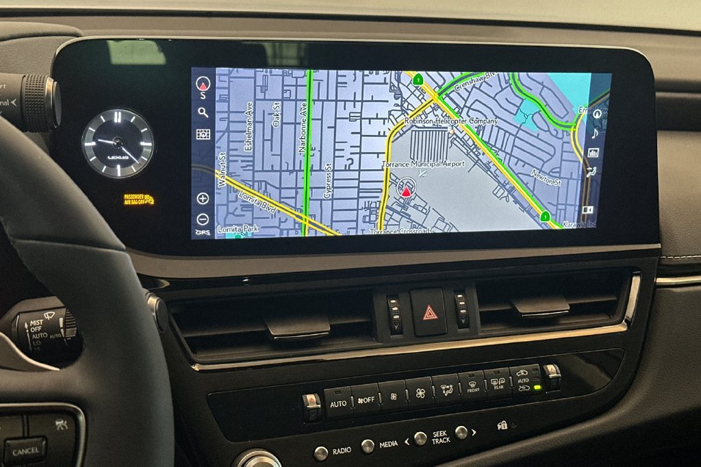 Certified 2022 Lexus ES 300h w/ Premium Package FWD image 18