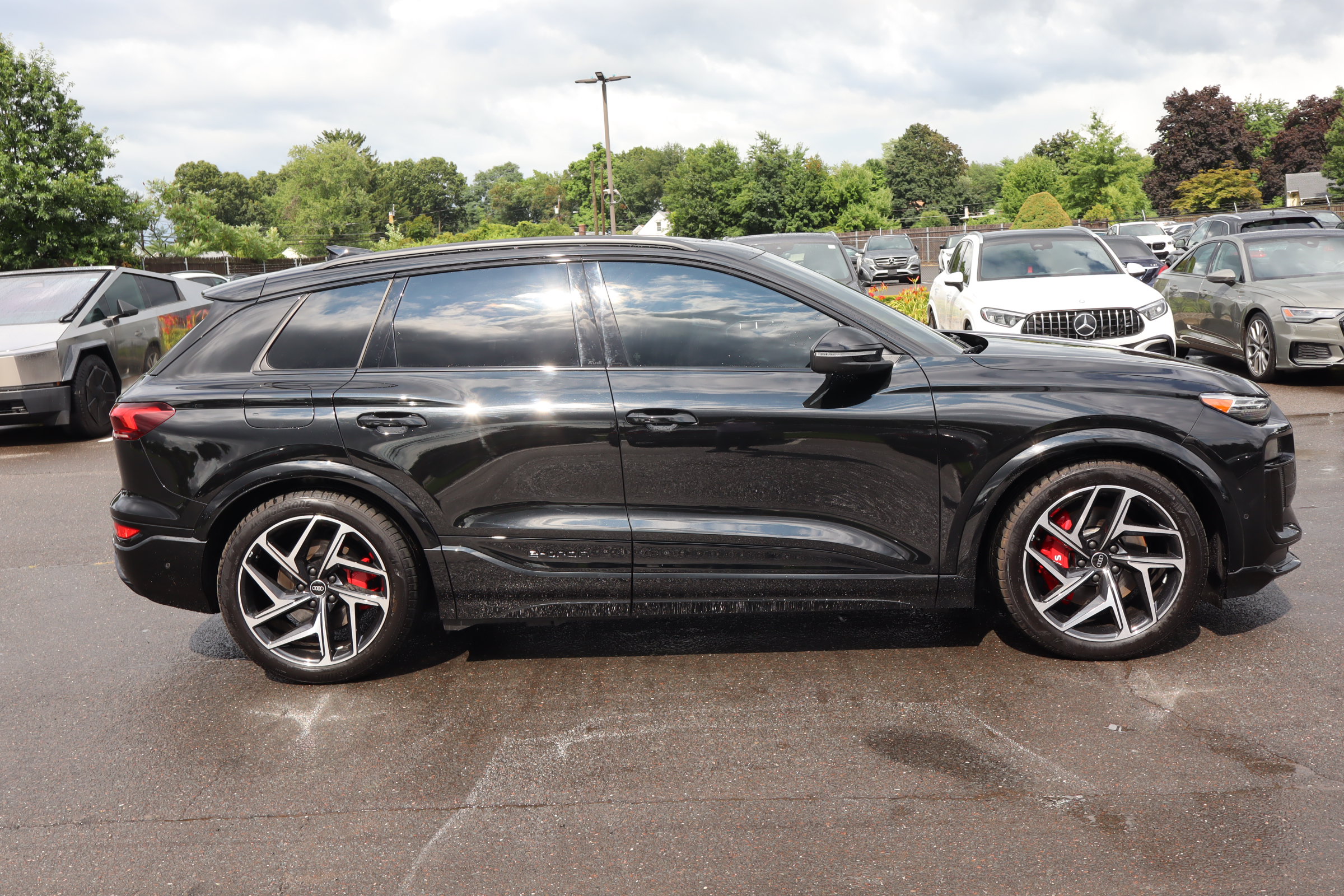 Used 2025 Audi SQ6 e-tron Prestige w/ 21" Black Optic Wheel Package AWD/4WD image 4