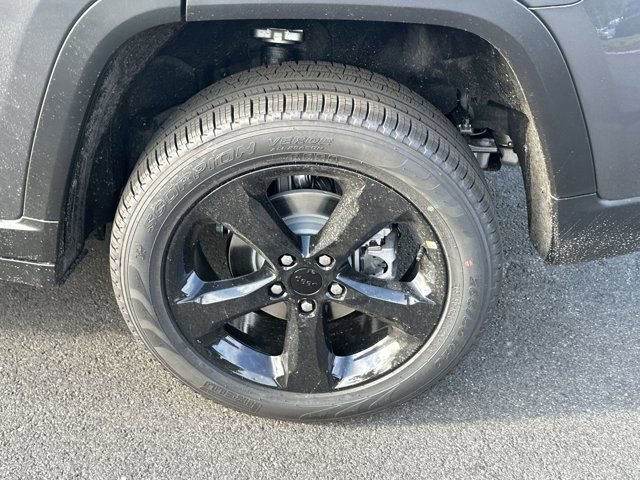 New 2025 Jeep Grand Cherokee Limited w/ Black Appearance Package image 18