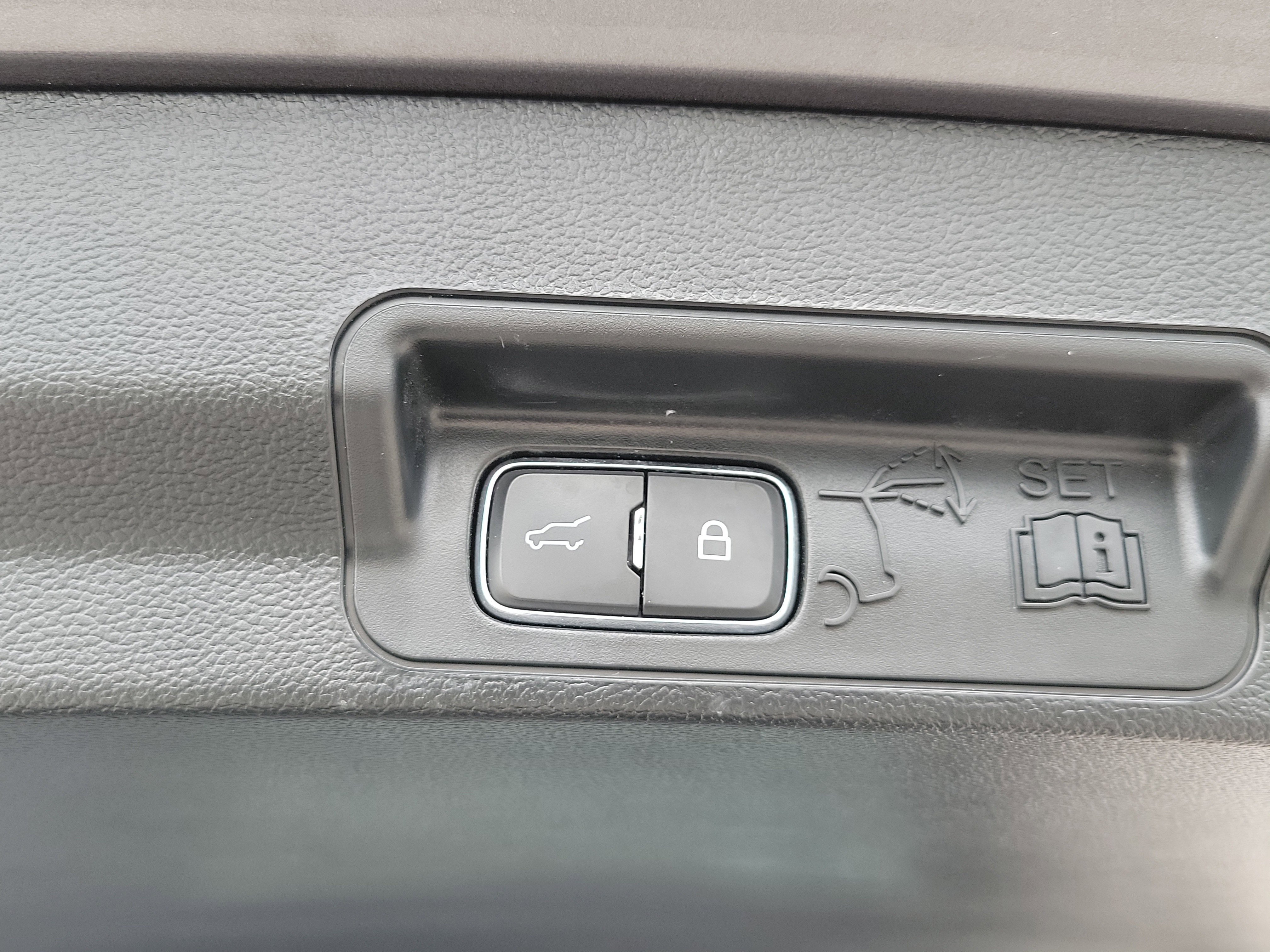 Used 2024 Ford Explorer XLT RWD image 16