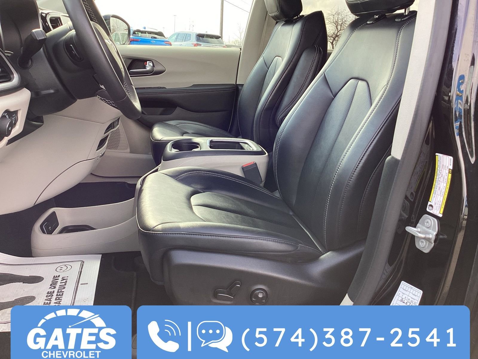 Used 2024 Chrysler Pacifica Touring-L image 14