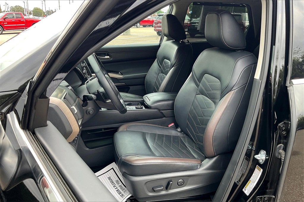 Used 2024 Nissan Pathfinder Platinum image 25