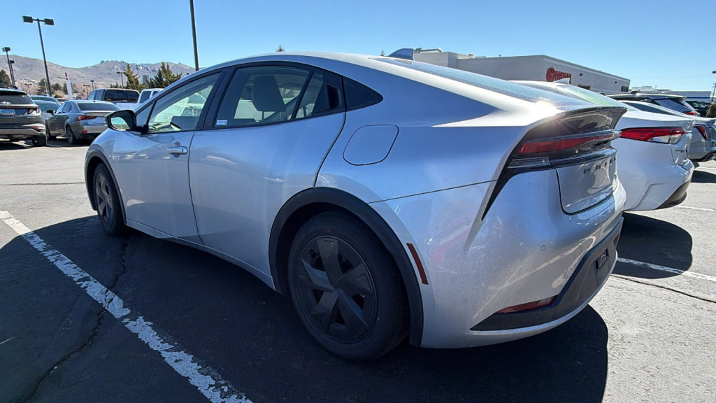 Used 2023 Toyota Prius LE image 3