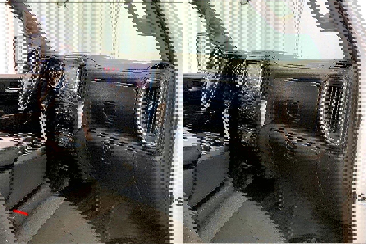 Used 2023 Chevrolet Silverado 2500 LT w/ Snow Plow Prep/Camper Package image 28