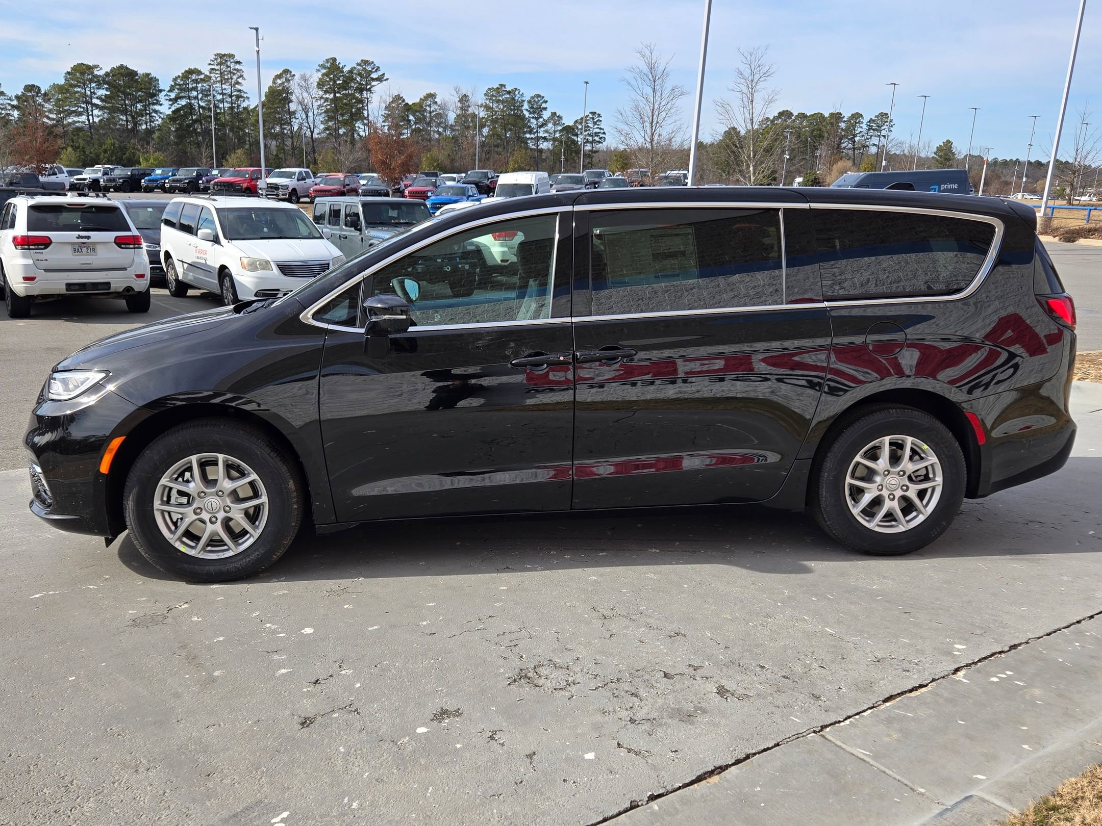 New 2026 Chrysler Pacifica Select image 4
