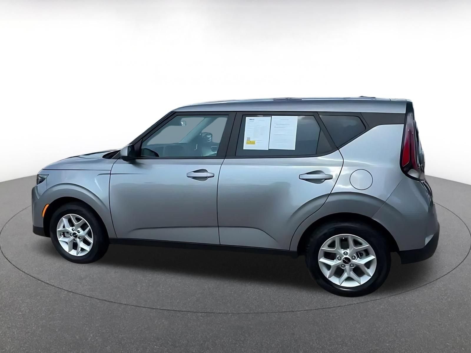 Used 2025 Kia Soul LX w/ LX Technology Package FWD image 8