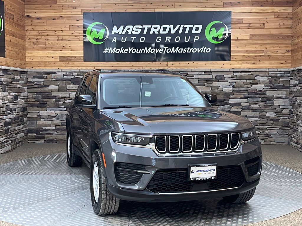 Used 2023 Jeep Grand Cherokee Laredo w/ Luxury Tech Group I AWD/4WD image 2