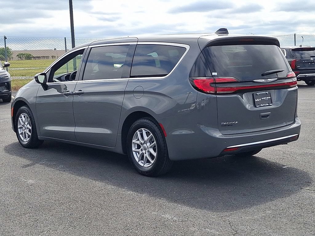 Used 2025 Chrysler Pacifica Select FWD image 4