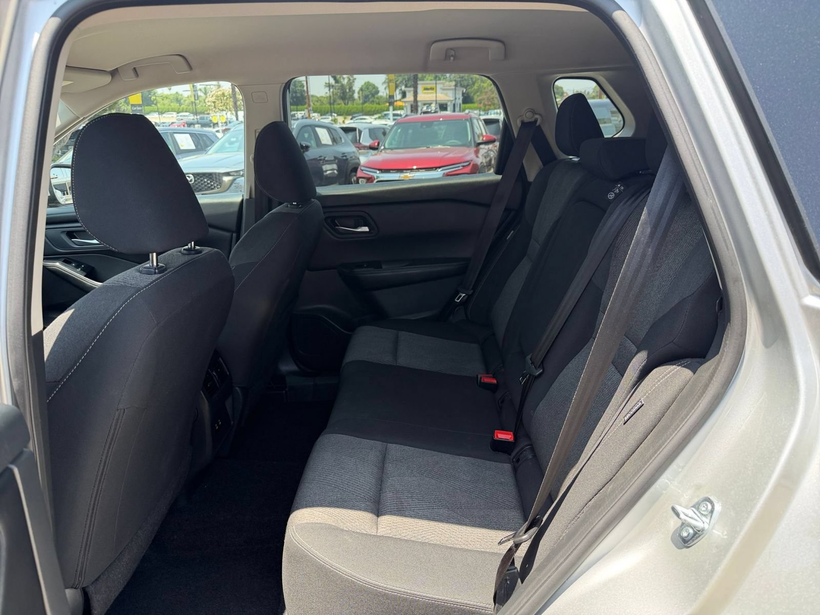 Used 2025 Nissan Rogue SV FWD image 27