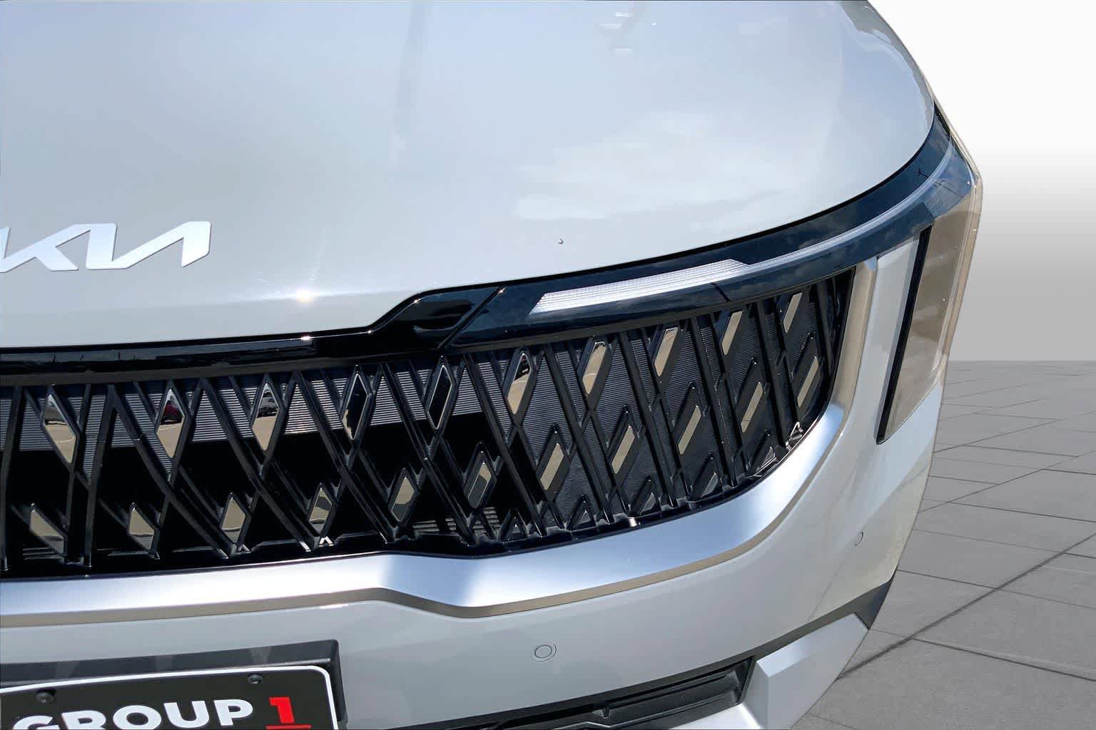 Used 2025 Kia Carnival EX FWD image 29
