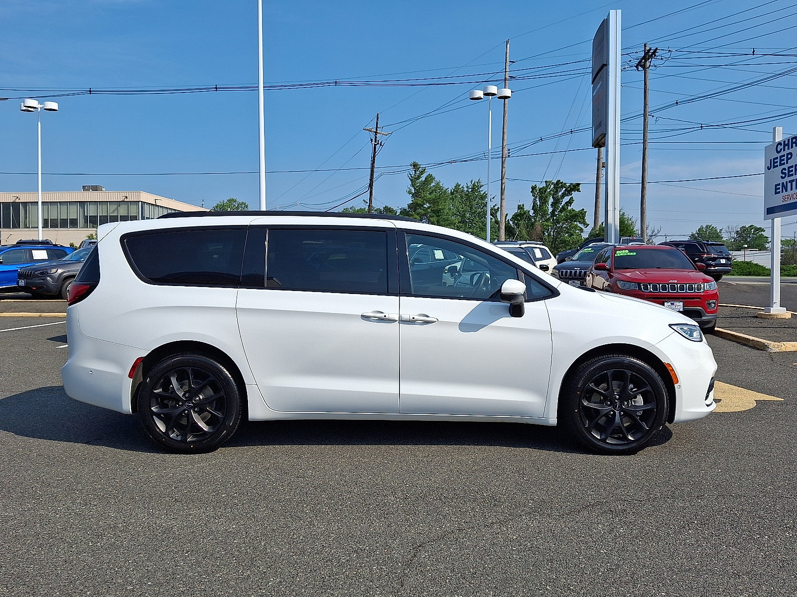 Certified 2023 Chrysler Pacifica Touring-L w/ S Appearance Package AWD/4WD image 8