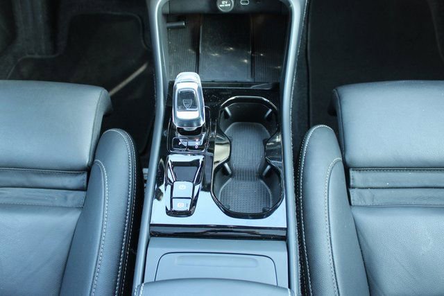 Used 2025 Volvo XC40 B5 Plus image 19